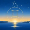 静かな湖の向こうに昇る朝日と、空に浮かぶ双子座の記号と星の並び